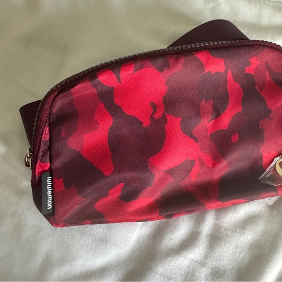 🆕❤️ Lululemon Everywhere Belt Bag New Year Rabbit - Picture 4 of 6